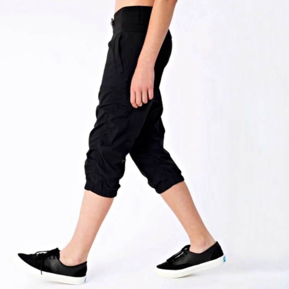 Ivivva Lululemon kids black live to move crop cropped drawstring jogger pants - Picture 3 of 11